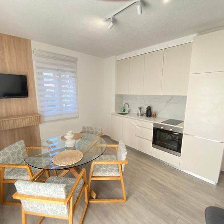 House 44 Seafront Apartments Cattaro Esterno foto