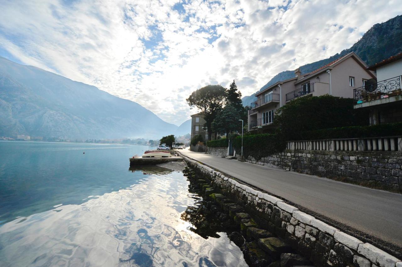 House 44 Seafront Apartments Cattaro Esterno foto
