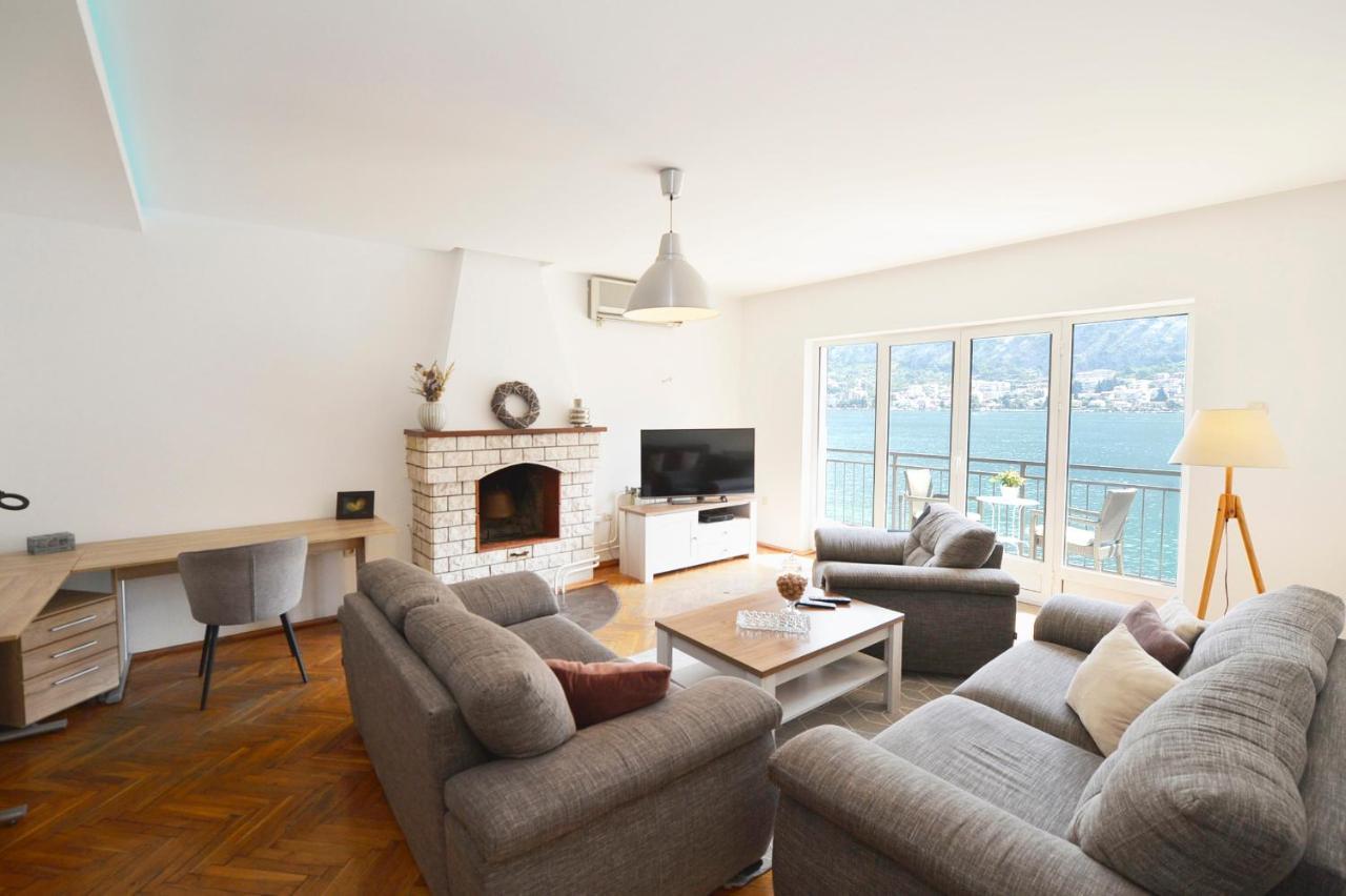 House 44 Seafront Apartments Cattaro Esterno foto