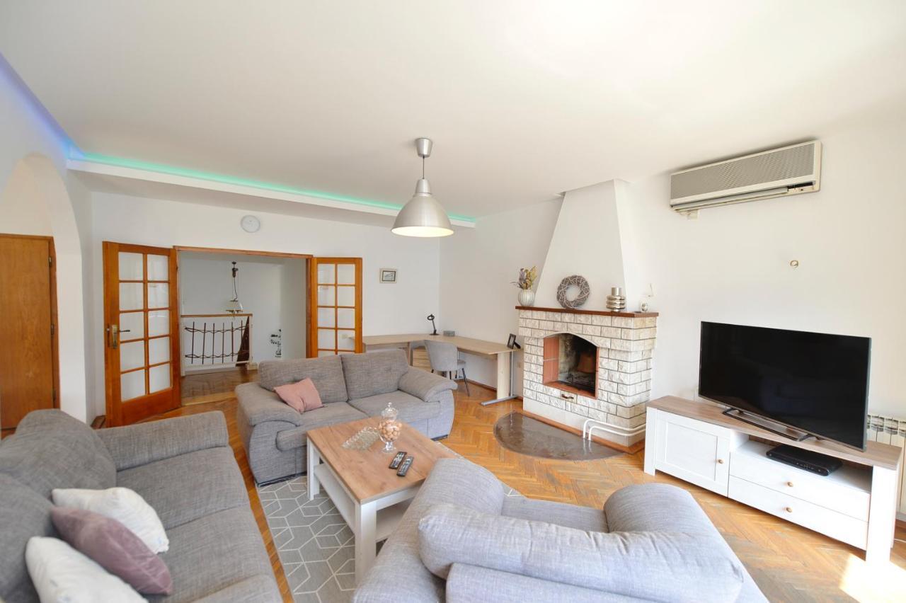 House 44 Seafront Apartments Cattaro Esterno foto