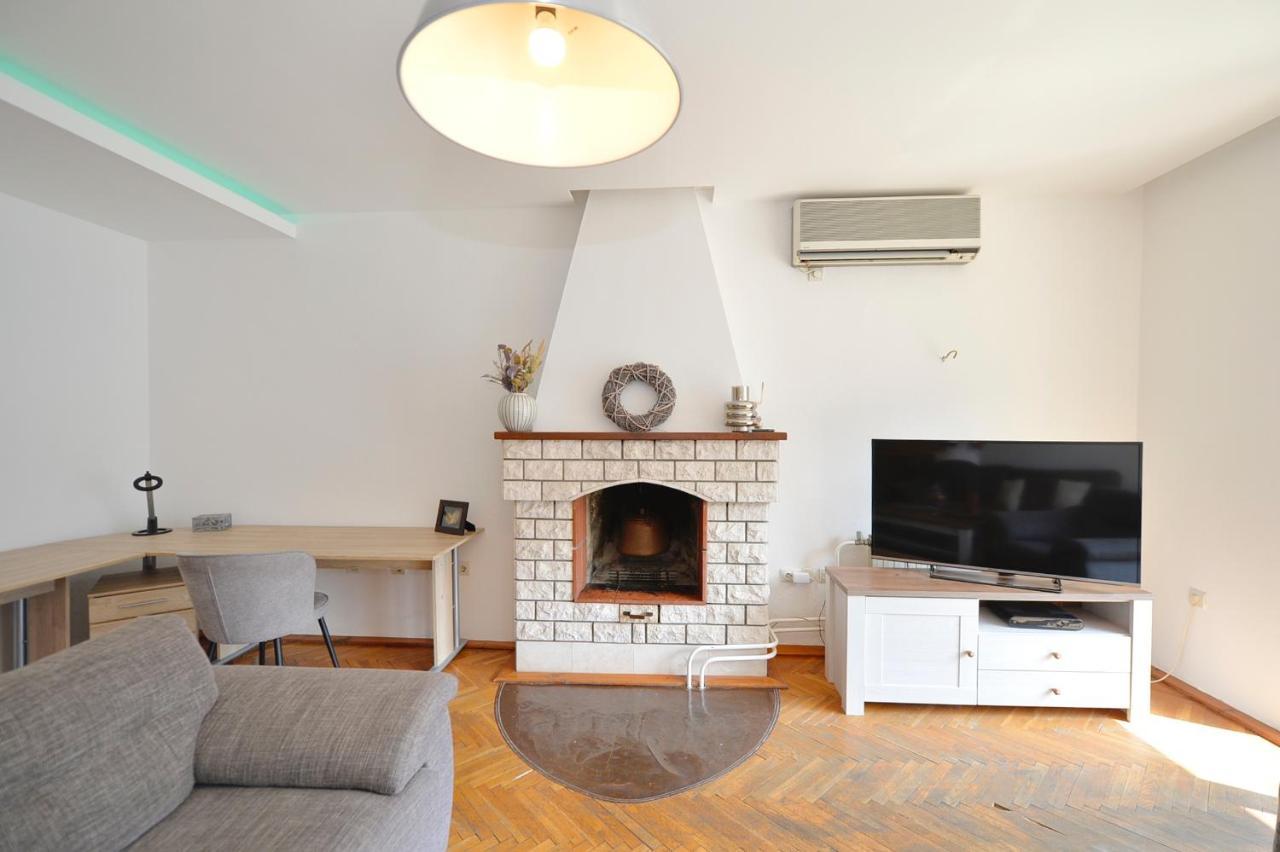 House 44 Seafront Apartments Cattaro Esterno foto