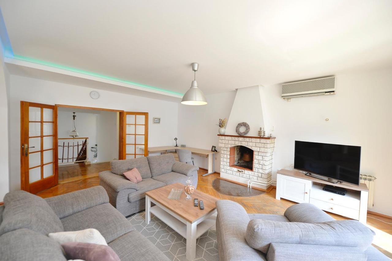 House 44 Seafront Apartments Cattaro Esterno foto