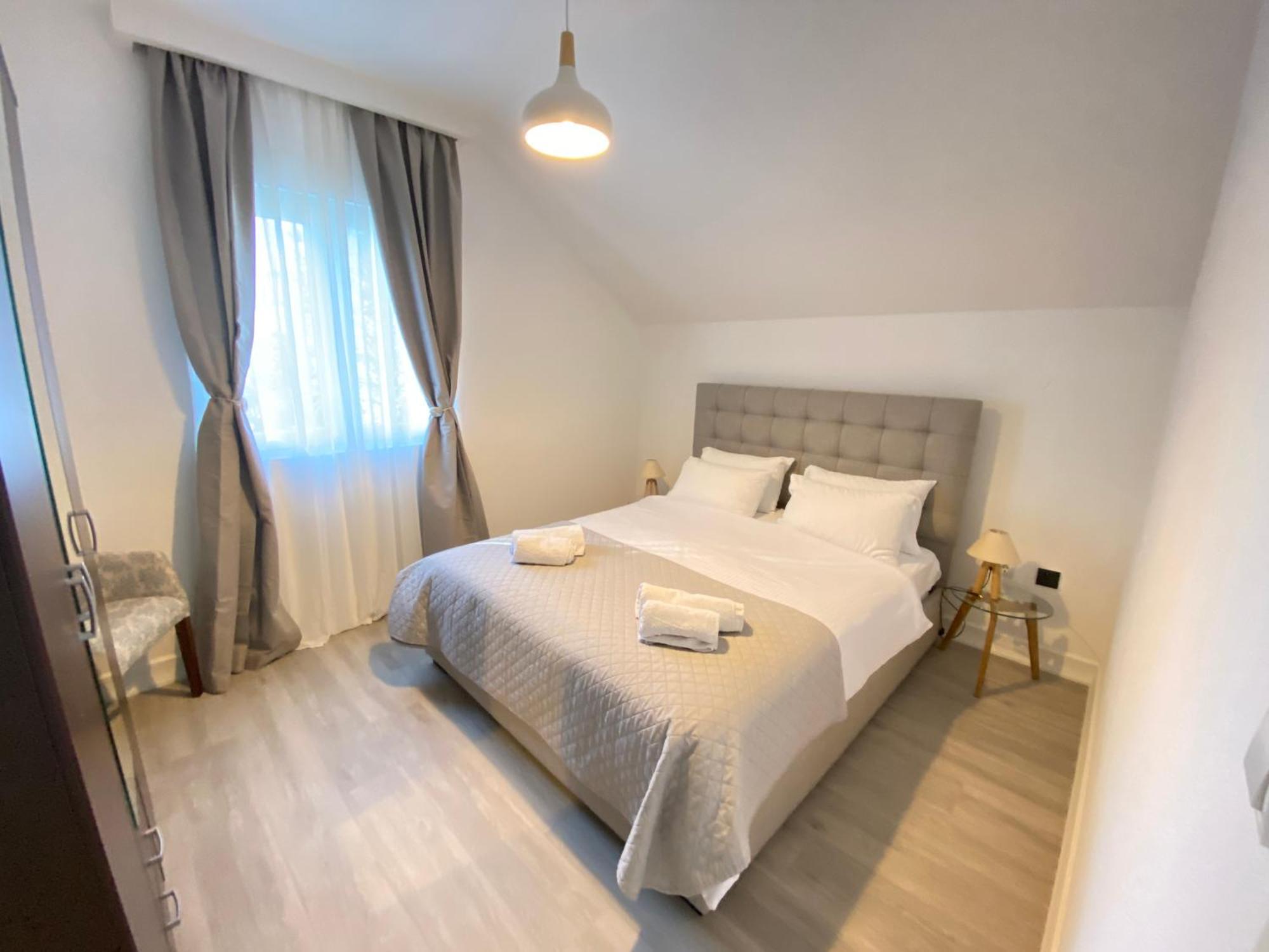 House 44 Seafront Apartments Cattaro Esterno foto