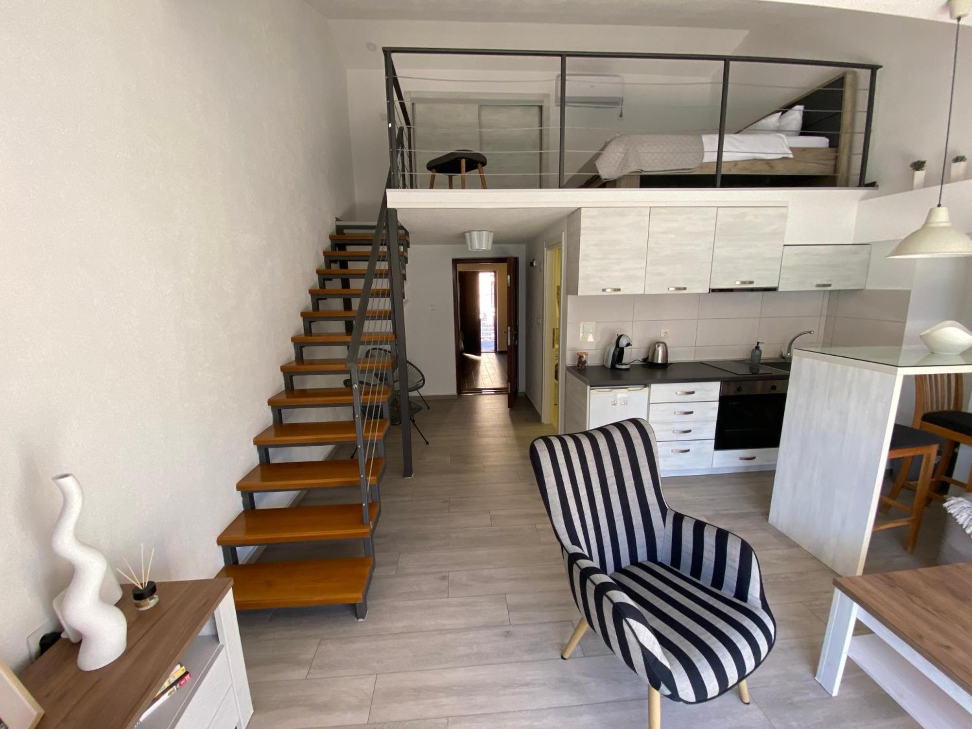 House 44 Seafront Apartments Cattaro Esterno foto