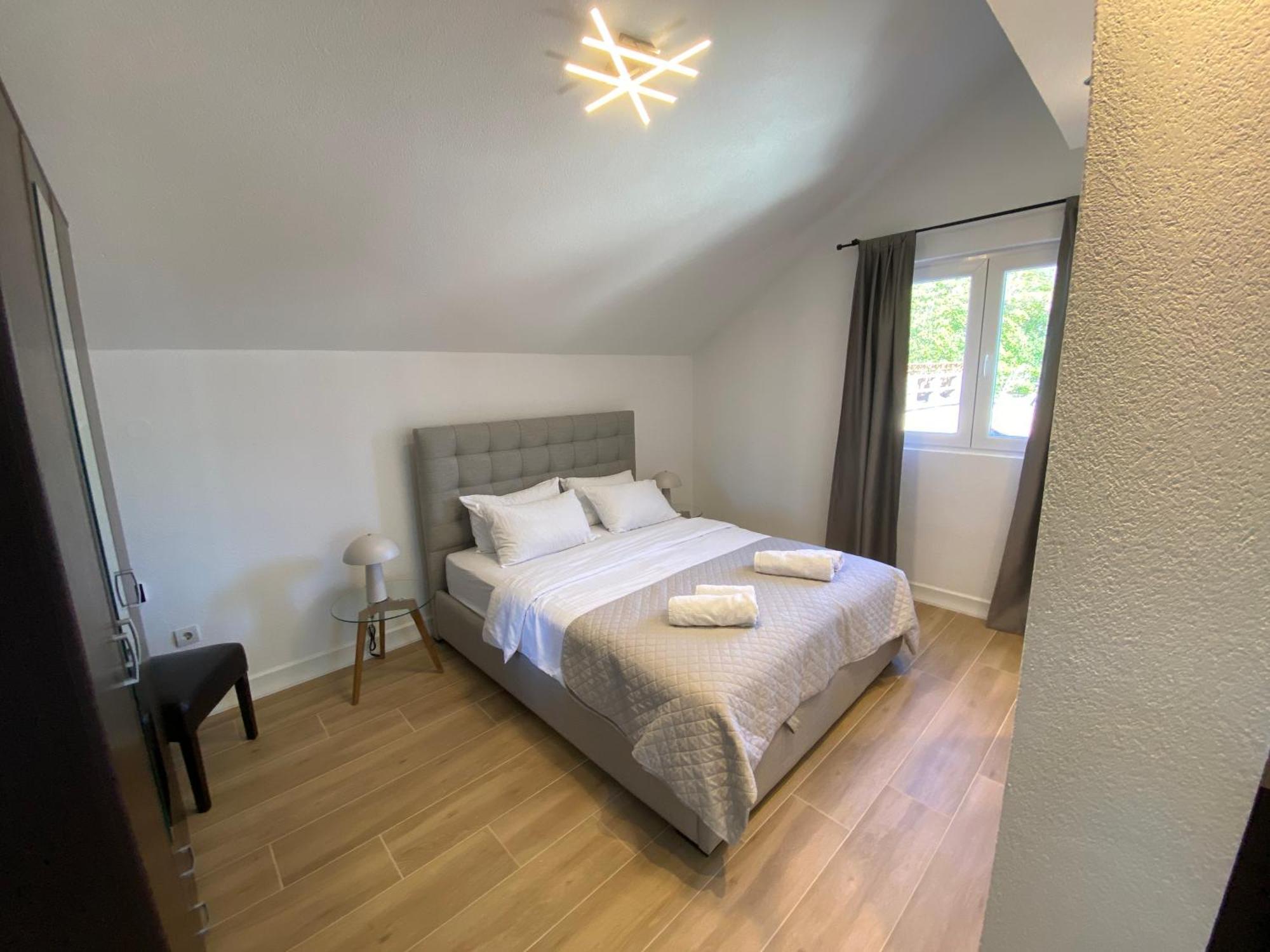 House 44 Seafront Apartments Cattaro Esterno foto