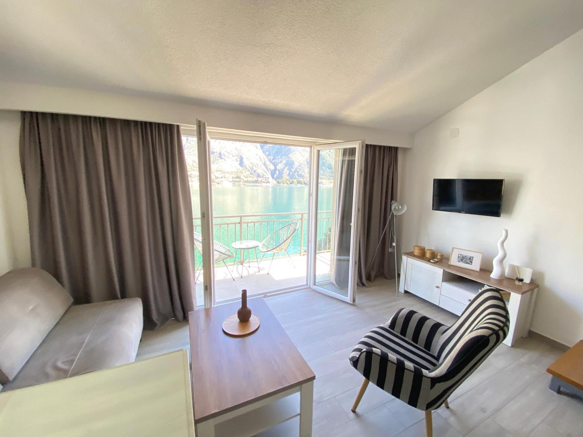 House 44 Seafront Apartments Cattaro Esterno foto