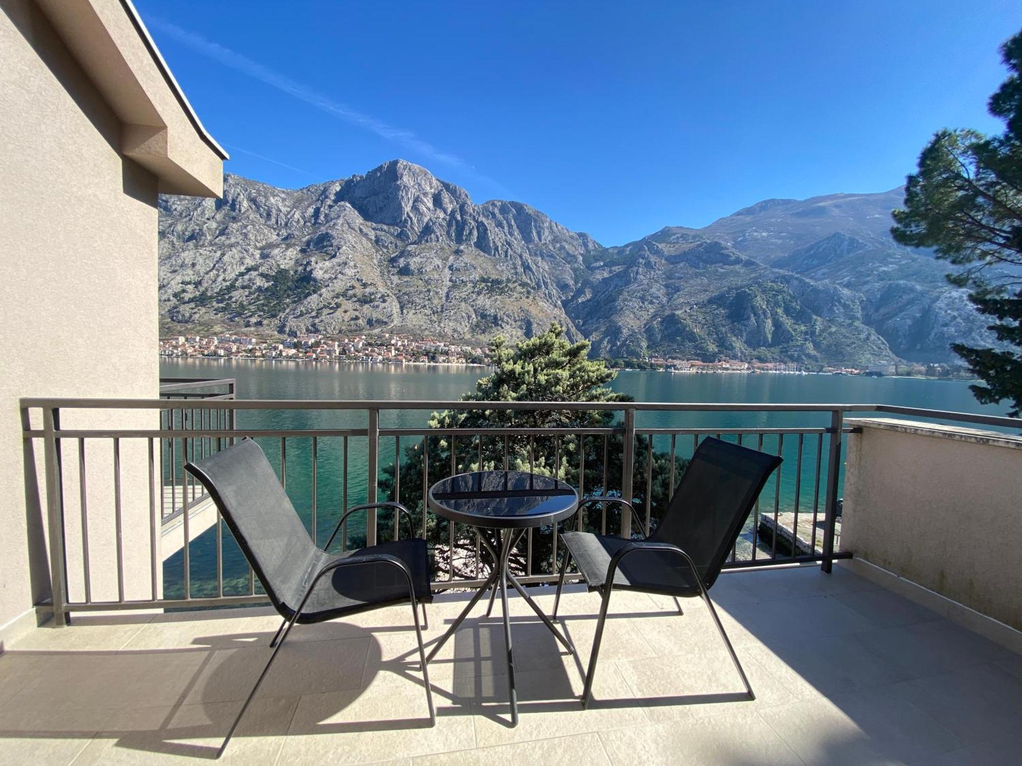 House 44 Seafront Apartments Cattaro Esterno foto