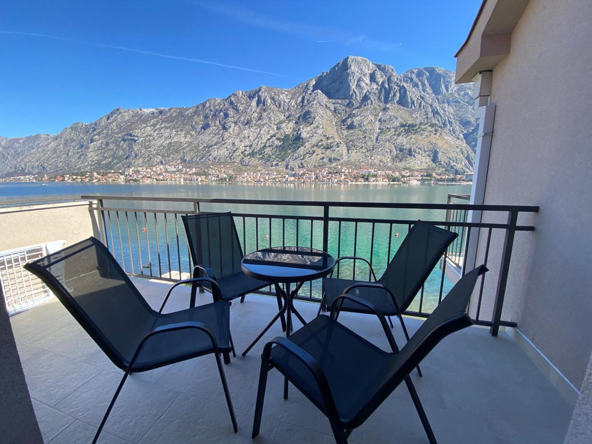 House 44 Seafront Apartments Cattaro Esterno foto