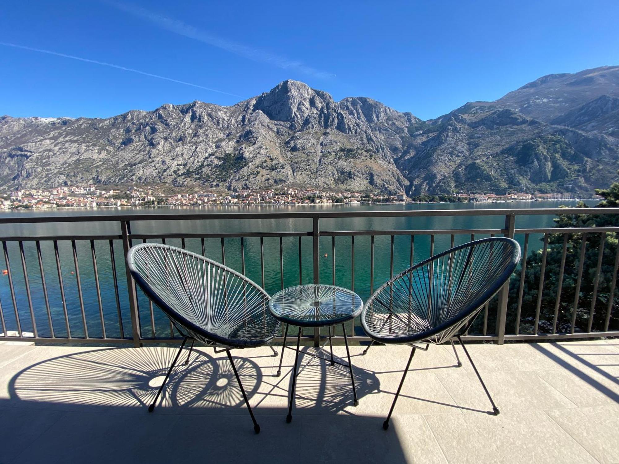 House 44 Seafront Apartments Cattaro Esterno foto