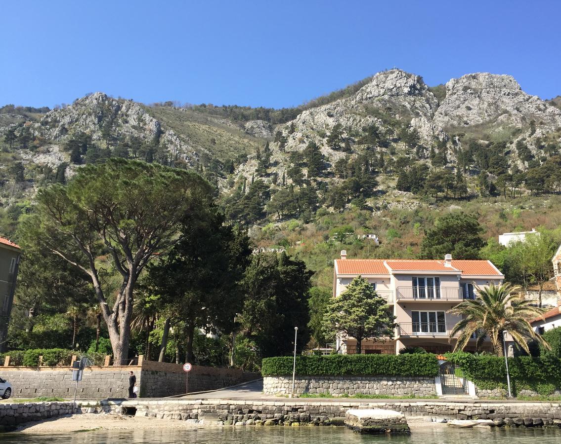 House 44 Seafront Apartments Cattaro Esterno foto
