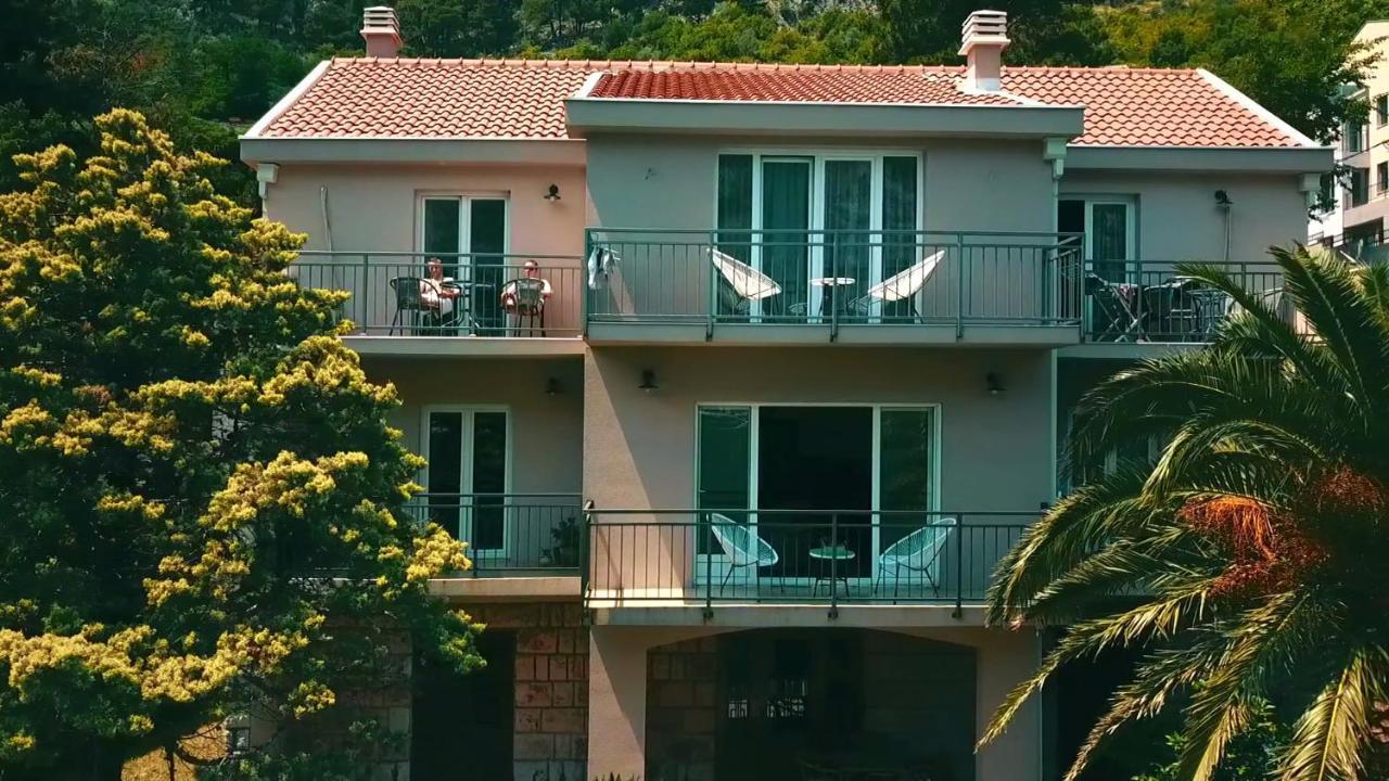 House 44 Seafront Apartments Cattaro Esterno foto
