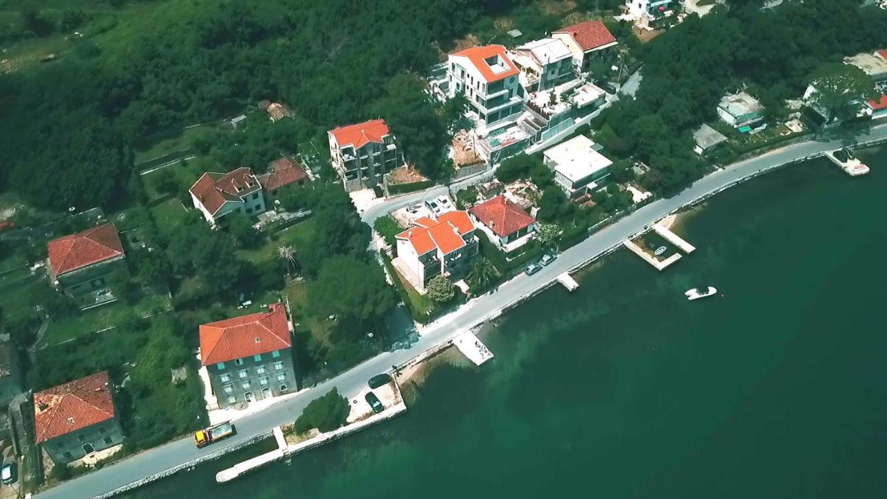 House 44 Seafront Apartments Cattaro Esterno foto