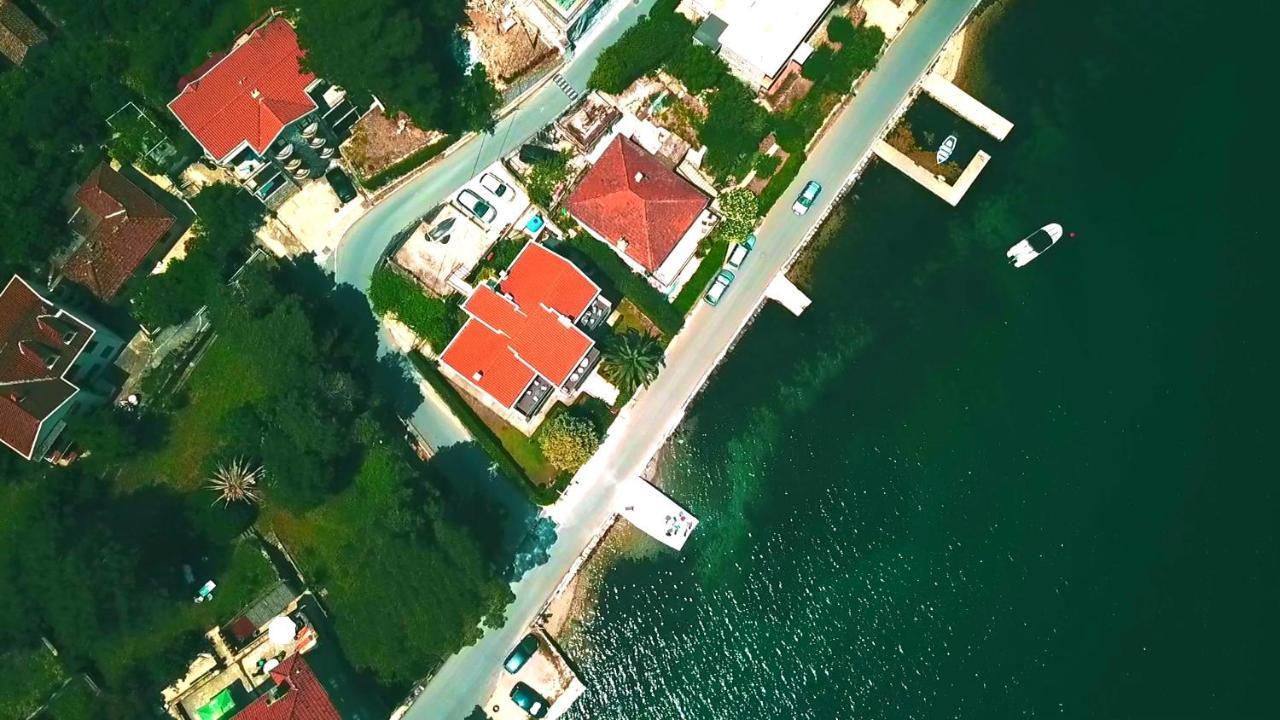 House 44 Seafront Apartments Cattaro Esterno foto